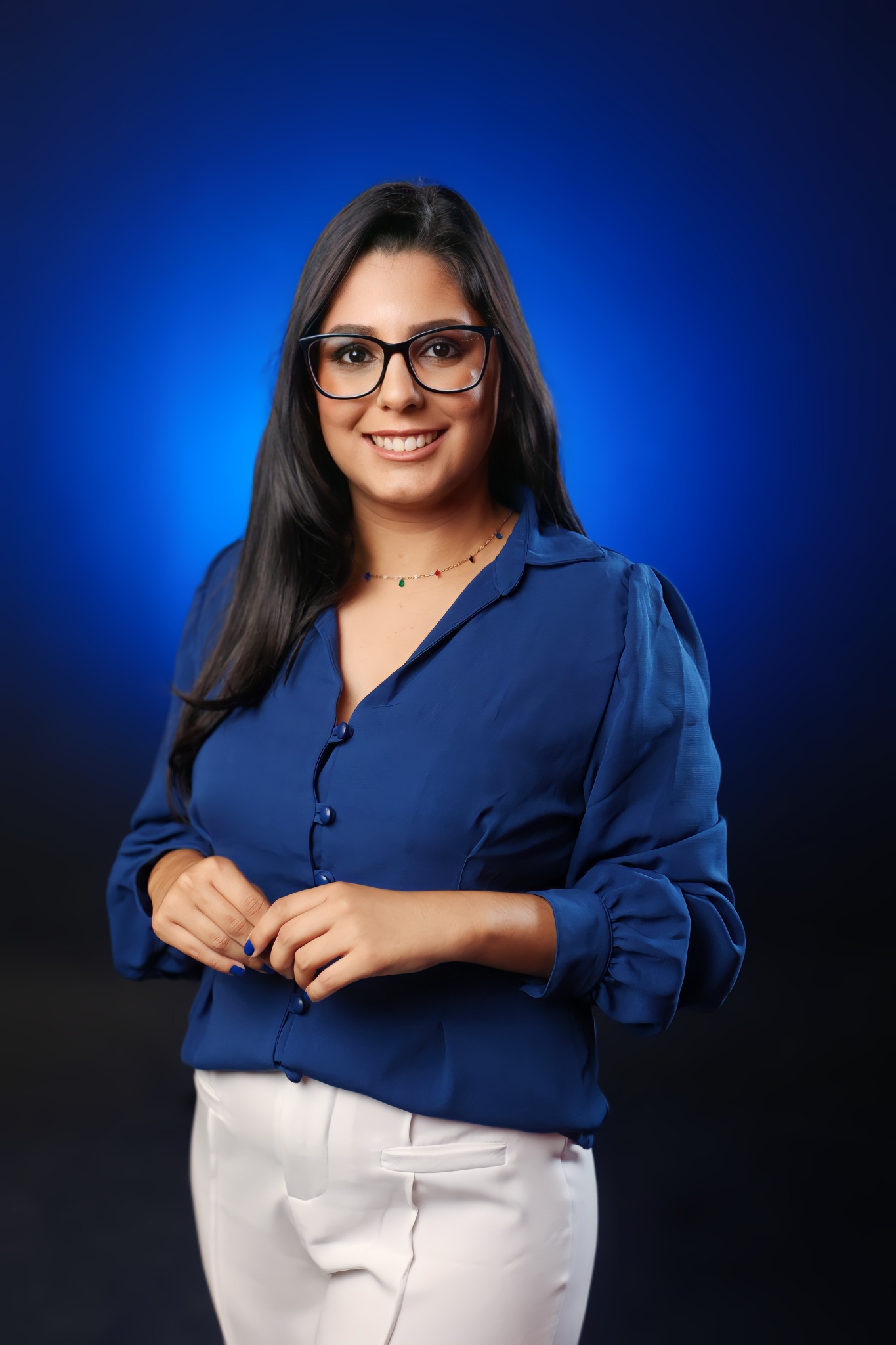 Dra. Raynara Bolcont sorrindo de ambiente acolhedor